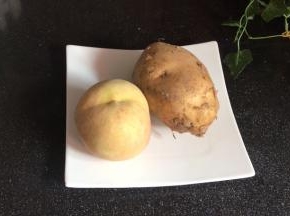 备好鲜桃和土豆
