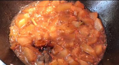 开盖后淋入生抽、胡椒粉、味精拌匀即可