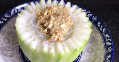 把炒好的蒜蓉放入冬瓜盅的粉丝上