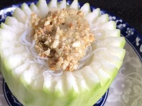 把炒好的蒜蓉放入冬瓜盅的粉丝上