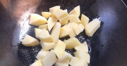 加入土豆，煎炒至变色