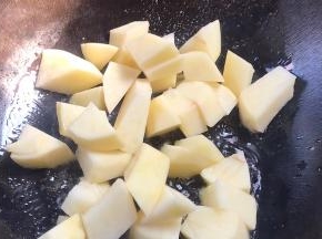 加入土豆，煎炒至变色