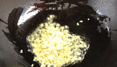 起锅热油，放入蒜末炒香