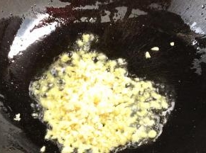 起锅热油，放入蒜末炒香