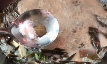 调入盐、胡椒粉拌匀