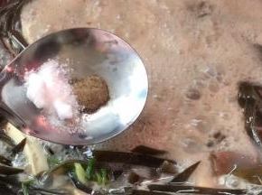 调入盐、胡椒粉拌匀