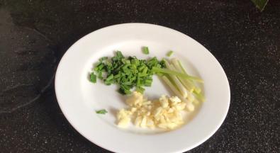 备好蒜末、葱花、葱段