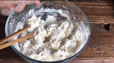 披萨皮的食材，除黄油外，混合均匀