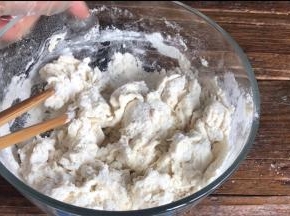 披萨皮的食材，除黄油外，混合均匀