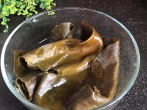 海带提前泡发，洗净沥水