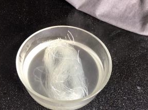 粉丝放入开水中泡发