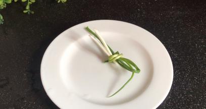 香葱摘洗干净后，打成结备用