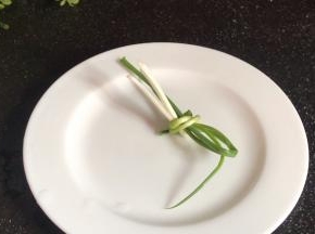 香葱摘洗干净后，打成结备用