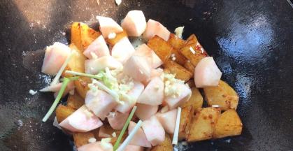 加入蒜末、葱段炒匀至出香味