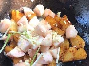 加入蒜末、葱段炒匀至出香味