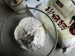 糖和酵母溶于温水里，这样比直接倒入面粉里，再加水揉更易混合。面粉、奶粉、油倒入和面盆里拌匀