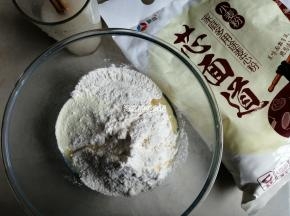糖和酵母溶于温水里，这样比直接倒入面粉里，再加水揉更易混合。面粉、奶粉、油倒入和面盆里拌匀