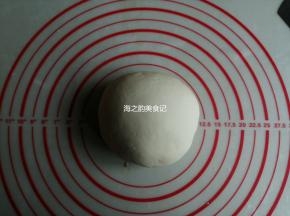 再用手把它揉成光滑的面团，放在揉面垫上更易揉好，记住！未操作的面团一定要先盖上保鲜膜或者盖子，防止风干