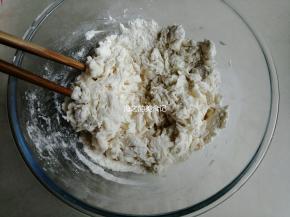 将酵母水倒入面粉里，用筷子拌成絮状