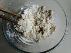 将酵母水倒入面粉里，用筷子拌成絮状