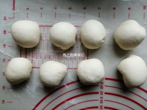 把白面团分成8个，每个大概是40克，揉圆