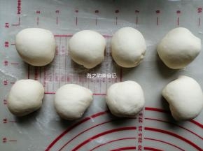 把白面团分成8个，每个大概是40克，揉圆