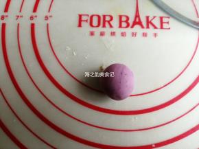 取出8克左右的白面团，加入少量紫薯粉，使劲揉一会儿，把紫薯粉揉入面团里，成为紫色面团，盖上保鲜膜备用