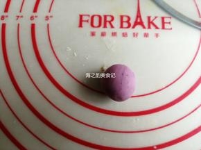取出8克左右的白面团，加入少量紫薯粉，使劲揉一会儿，把紫薯粉揉入面团里，成为紫色面团，盖上保鲜膜备用