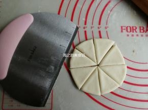 把小面团擀成直径差不多是10厘米的圆形面皮，用切面刀把它切成8等份