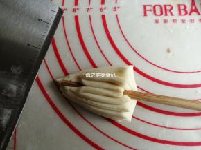 用筷子在中间使劲压一下，但不要压断面皮