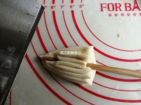 用筷子在中间使劲压一下，但不要压断面皮