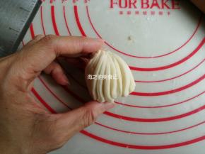 把筷子抽出来，右手捏出顶端，左手抓住下端顺时针旋转起来，顶端尖出来的部分捏掉，就成为图中的造型了