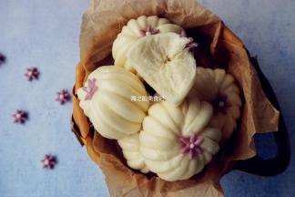 冷水上锅蒸，水烧开后，转中小火蒸10分钟左右，时间到，继续焖3-5分钟再揭开锅盖