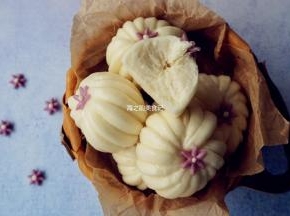 冷水上锅蒸，水烧开后，转中小火蒸10分钟左右，时间到，继续焖3-5分钟再揭开锅盖