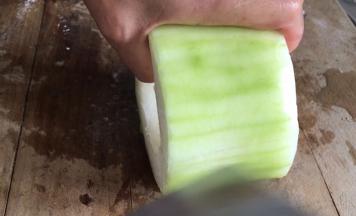 冬瓜去皮，洗净后划上花刀