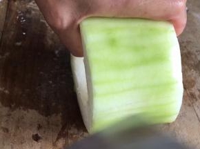 冬瓜去皮，洗净后划上花刀