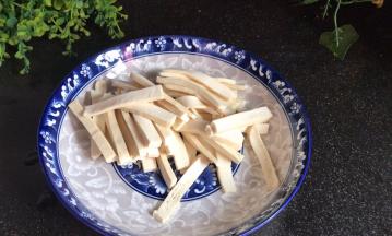 香干洗净后，切成条备用