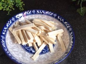香干洗净后，切成条备用