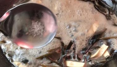 调入味精，拌匀即可