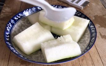 均匀的涂抹少许盐，腌制10分钟以上