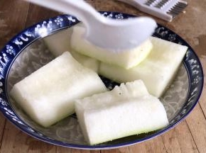 均匀的涂抹少许盐，腌制10分钟以上