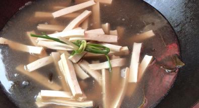 加入葱结，大火烧开