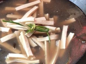 加入葱结，大火烧开