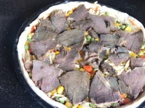 铺上一层牛肉