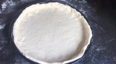 铺满披萨盘，边缘靠披萨盘一样高