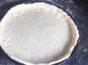 铺满披萨盘，边缘靠披萨盘一样高