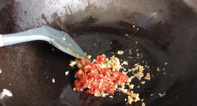 加入辣椒酱，炒出红油
