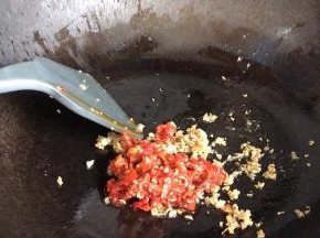 加入辣椒酱，炒出红油