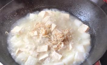 加入虾皮拌匀，煮沸