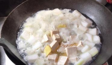 加入姜片，大火煮沸后，继续煮15分钟